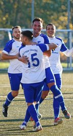 Jubel beim VfB Empor Glauchau nach dem Treffer zum 2:0. Danach ließen sie sich die Butter nicht mehr vom Brot nehmen. 