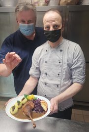 Küchenchef René Urban (r.) und Seniorchef Stephan Möbius präsentieren eines der Gerichte, das an den Feiertagen im "Waldhaus" Lauenhain abgeholt werden könnte. Gänsekeule mit Rotkraut, Klößen und Äpfeln. 