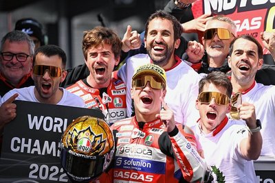 Der Spanier Izan Guevara (M.) jubelt mit seinen Teamgefährten über den WM-Titel in der Moto3. 