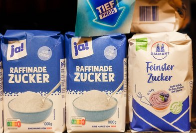Eigenmarken und Herstellermarken stehen im Regal vielfach direkt nebeneinander.