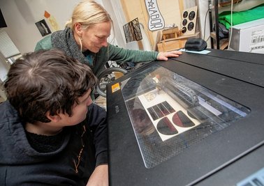 Kunstlehrerin Cornelia Kahl (Foto Mitte mit Schüler Moritz Schott) hatte das Projekt gemeinsam mit ihren Schülern gut vorbereitet. 