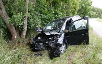 Der Autofahrer verlohr die Kontrolle über seinen Wagen ...