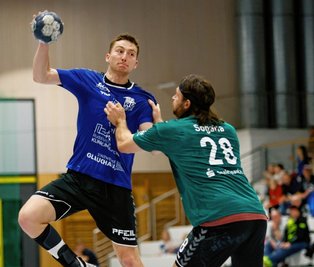 Rückraumspieler Sebastian Poppitz (am Ball) war am Samstag kaum zu stoppen. Mit sieben Toren avancierte er zum besten Werfer beim HC Glauchau/Meerane. 