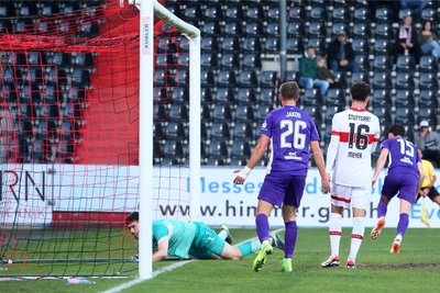 Marcel Bär (hinten) versenkt den Ball im Netz. VfB-Keeper Seimen ist chancenlos.