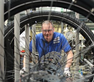 Diamant-Mitarbeiter Tino Steinbach in der Fahrrad-Montage im Werk in Hartmannsdorf. 