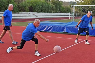 Zu den Akteuren bei den Oederaner Prellballern zählen Hans Krause, Klaus Vetter und Dietmar Lambrecht (v. l.).
