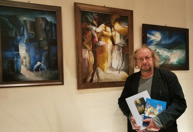 Matthias Zwarg hat die Laudatio zur Ausstellung mit Bildern der verstorbenen Angelika Zwarg gehalten.