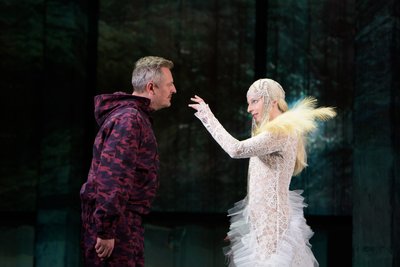 Tadas Girininkas als König Dodon und Ylva Stenberg als Königin von Schemacha in "Der goldene Hahn".