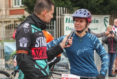 Geschafft und glücklich: Franziska Nehl aus Dresden beim Siegerinterview. Den Sieg bei den Männern holte Tim Hämmerlein, SV Sachsen 90 Werdau.