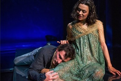 Undine (Vera-Cosima Gutmann) und Ritter Huldbrand von Ringstätten (Clemens Kersten) lieben sich, haben es aber schwer zusammen. 