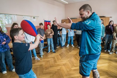 Simon Karsunke vom Gewaltpräventionszentrum Aue-Bad Schlema vermittelte bei den Projekttagen in der Oberschule Schönheide die richtige Schutzstellung. Collin Tröger schlüpfte in die Rolle des Angreifers.