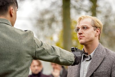 Jonas Dassler als Dietrich Bonhoeffer, dem Widerstandskämpfer und Mitbegründer der Bekennenden Kirche während des NS-Regimes.