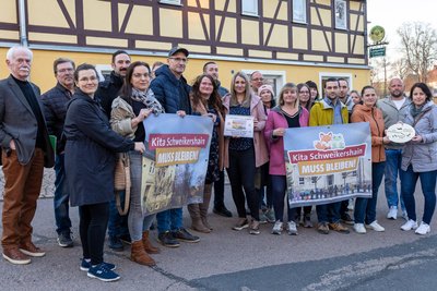 Sie kämpfen für ihre Kita: Mitglieder der Elterninitiative vor dem Landgasthof in Crossen. Für viele geht es um mehr als Betreuung – es geht um ihren Ort.