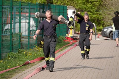 Bevor die Hilfe fließen konnte, mussten die Brandmeister-Anwärter ihre Ausrüstung vorbereiten. 