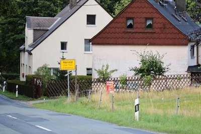 Am Ortseingang Herold hing eines der großen Banner der Initiative.