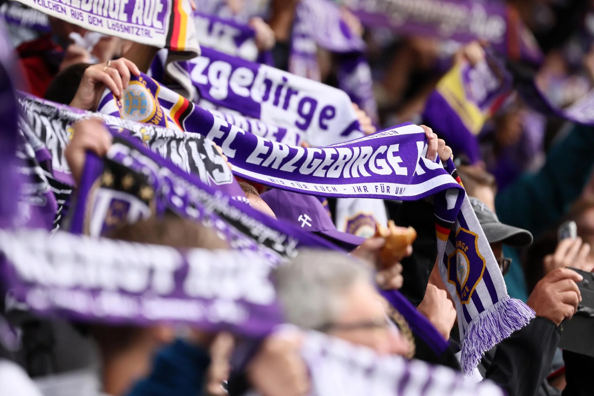Fahnenklau bei FC Erzgebirge Aue Ultras! Verein hält sich mit Verweis