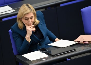 Ministerin Warken kündigte eine Anhebung des Fix-Honorars an. (Archivbild)