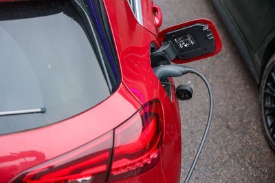 Ein Elektroauto an einer Ladesäule. E-Autos gewinnen laut HUK Coburg stark an Zuspruch. (Symbolbild)