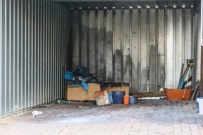Die Einsatzkräfte kühlten Schuppen sowie Garage, zwischen denen die Tonnen brannten.