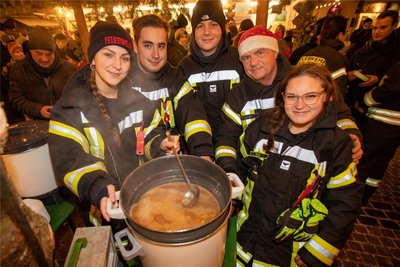 Das Team der Freiwilligen Feuerwehr Stadtmitte hat bei der Kochaktion auf dem Weihnachtsmarkt Linsensuppe zubereitet.