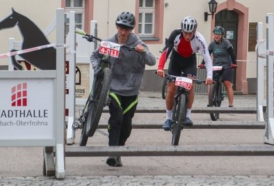 Das Hindernis des Reit- und Fahrvereins bewältigten nur die allerwenigsten Teilnehmer, ohne ihr Rad unter den Arm zu klemmen.
