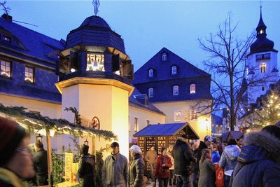Auch der Turm mit dem Meißner Porzellanglockenspiel am Springbrunnen in der Schwarzenberger Altstadt wird vorerst nicht mehr beleuchtet.