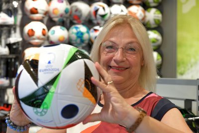 Andrea Noack von Intersport Noack in Freiberg mit einem EM-Trainingsball. Am Freitagabend sitzt sie vor dem Fernseher.
