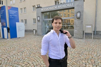 Firas Jerbi vor dem Haupteingang der Westsächsischen Hochschule am Zwickauer Kornmarkt.