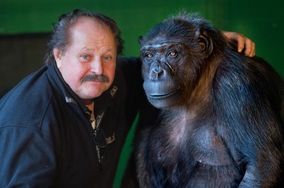 Zirkusdirektor Klaus Köhler (links) und Schimpanse Robby 