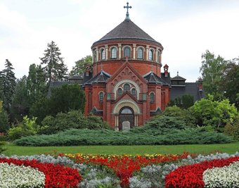 Die Kapelle mit der farbenfrohen Bepflanzung davor ist das Wiedererkennungsmerkmal des Werdauer Waldfriedhofes. 