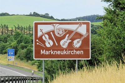 Das Hinweisschild Markneukirchen an der A 72 wird durch die neue App Signseeing zum Sprechen gebracht.