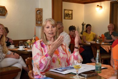 Sachsens Sozialministerin Petra Köpping (SPD) bei einer Gesprächsrunde in Oelsnitz.