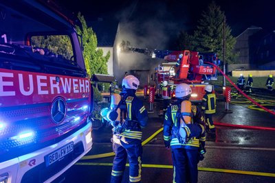 Fast 100 Feuerwehrleute waren am Sonntag beim Hausbrand in Clausnitz im Einsatz.