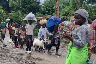 Flüchtlinge aus der Demokratischen Republik Kongo sind auf dem Weg zu einem Auffanglager im Bezirk Bundibugyo im Westen Ugandas