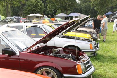 Fachgespräche standen beim familiären Opel-Manta-Treffen im Vordergrund.