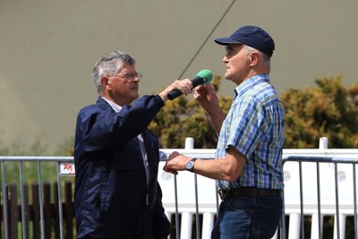 In seinem Element: Reiner Rechenberger (l.) interviewt zum Radrennen in Großwaltersdorf Gerhard Richter.