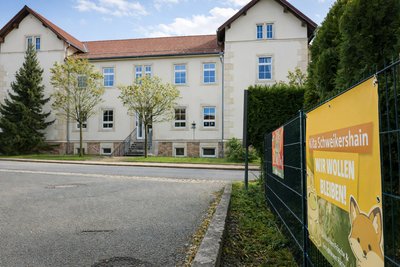 Ein Banner am Zaun der Kita Schweikershain macht deutlich, was viele Eltern fordern: Die Einrichtung soll erhalten bleiben.