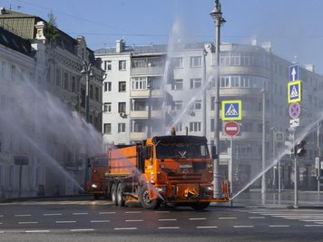  
          Ein Einsatzfahrzeug versprüht im Zentrum Moskaus großflächig Desinfektionsmittel.