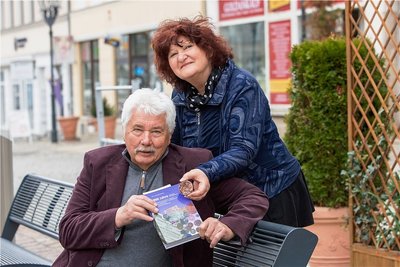 Gert und Gisela Friedrich bei ihrem Besuch in Plauen mit Buch und Medaille. 