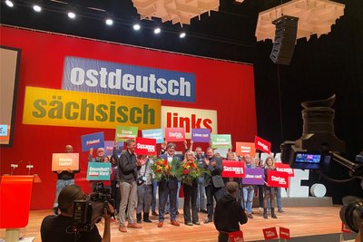 Susanne Schaper und Stefan Hartmann (vorne in der Mitte) im Kreise ihrer ersten Gratulanten nach der Kür zum Spitzenduo beim Linke-Parteitag in Chemnitz.