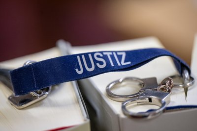 Die Angeklagte wurde aus dem Justizvollzug ins Gericht gebracht.