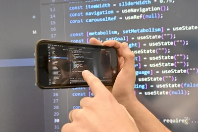 Für angehende Softwareentwickler eine Fundgrube: Blick auf ein Erklär-Video vom Youtube-Kanal des Tunesiers.