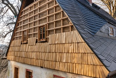 Altes Haus, neue Giebelgestaltung: Die Holzschindeln wurden im Rahmen eines Seminars hergestellt.