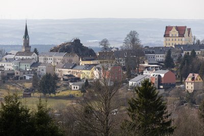 Blick auf Schöneck mit der St.-Georgs-Kirche, dem Alten Söll und dem Rathaus.