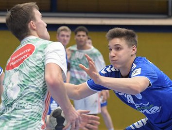 Aues Torben Lange (rechts) traf fünfmal ins Gehäuse der Burgdorfer und war damit drittbester Werfer seines Teams. Zum Sieg gegen den Tabellenführer reichte es für ihn und seine Kollegen aber nicht. 
