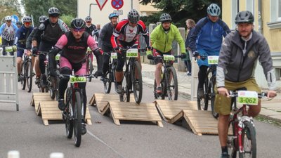 Gleich nach dem Start ein Wellenhindernis - zum Warmwerden. Denn auf die "Straßenschlacht"-Akteure - hier die des Seniorenwettbewerbs - warten jede Menge Herausforderungen. Auch wenn damit geworben wurde, dass für die Teilnahme lediglich zwei Bremsen und zwei Räder notwendig sind: Ohne Kondition und Mut war der Parcours nicht zu schaffen. 
