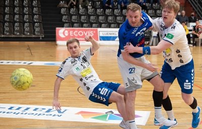 Die Auer Nico Schneider (r.) und Elias Bombelka attackieren Mario Stark von Großwallstadt zwar energisch, können dem Ball am Ende aber trotzdem nur hinterher schauen. 