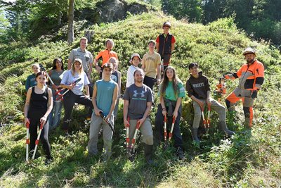 Zwölf Studenten und Schüler aus Italien, Spanien, Mexiko, China, Deutschland und der Türkei sind eingesetzt zur Freistellung eines Kreuzotter-Habitats.
