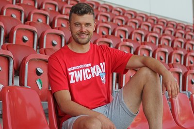 Neuzugang Robert Herrmann im FSV-Fanshirt