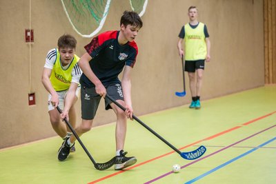 Hockey als Training mit den Eispiraten Crimmitschau stand bei den Projekttagen an der Schönheider Oberschule für die Achtklässler auf dem Programm. Dominik Wendler beherrscht das gut.